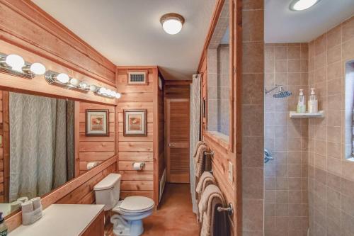 Ένα μπάνιο στο Cliffside Cabin @ High Hope Ranch Cowboy POOL!
