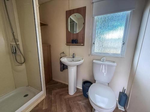 Koupelna v ubytování Homely Caravan With Decking At Valley Farm Holiday Park, Sleeps 8 Ref 46713V