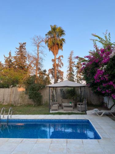 ChotranaにあるPerle de la Soukraの隣にガゼボ付きのスイミングプール