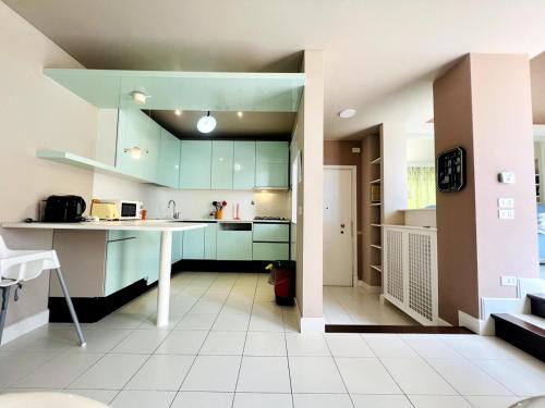 Η κουζίνα ή μικρή κουζίνα στο Luxury Penthouse Belvedere Suite - Ospedaletti