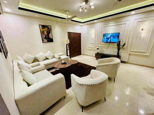 House of Marvel Fully Renovated Penthouse