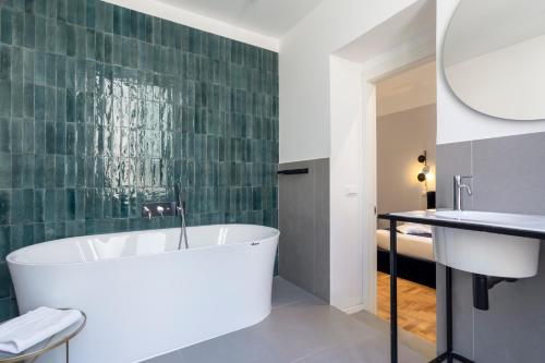 Carrara 24