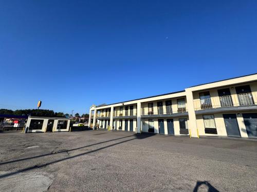 an empty parking lot in front of a building at Scottishinn in Augusta