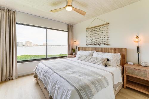 Point BrittanyにあるCommunity Pool and Pier Bayfront Isla Del Sol Condoの大きなベッドと大きな窓のある寝室