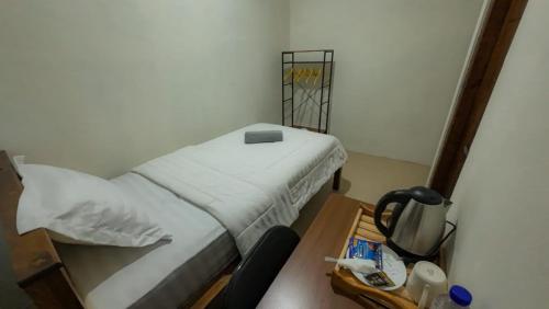 Ein Bett oder Betten in einem Zimmer der Unterkunft Tongkonan Homestay Labuan Bajo