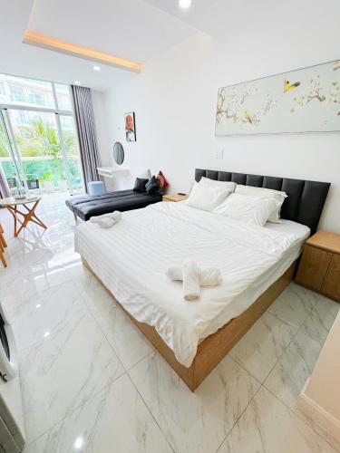 a bedroom with a large bed with white sheets at ocean vista gio bien in Ấp Phú Tịnh (2)