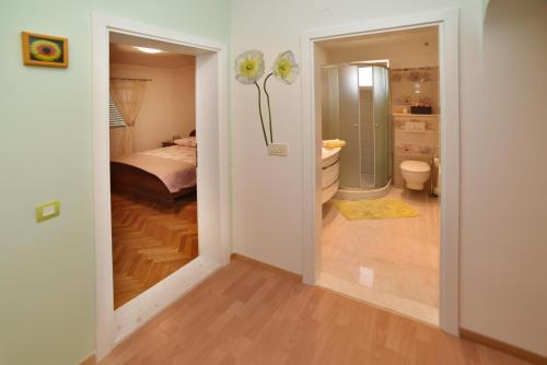 1 dormitorio con 1 cama y baño en Apartment Enjoy You, en Split