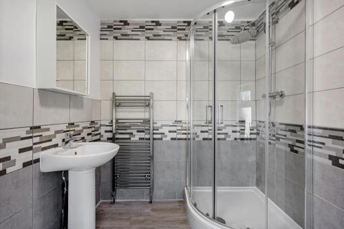 Koupelna v ubytování Hulley House by YourStays - Superb house near Hurdsfield Business Park, perfect for Astrazenica!