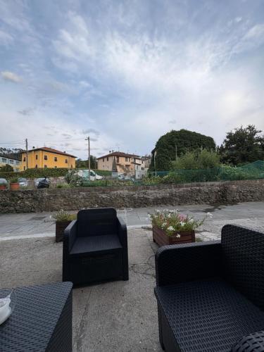 a patio with two couches and flowers in pots at L'Autedo in Riccò del Golfo di Spezia
