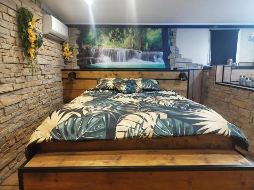 a bedroom with a bed with a painting on the wall at Casa Lova Spa Privé, Clim,Baignoire balnéo in Entraigues-sur-la-Sorgue