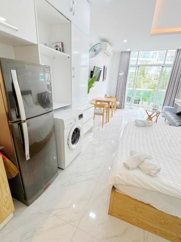 a bedroom with a refrigerator and a washing machine at Căn hộ c414 in Ấp Phú Tịnh (2)