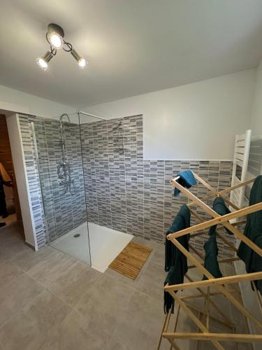 a bathroom with a shower with a glass door at Gite accueillant et confortable in Etreux