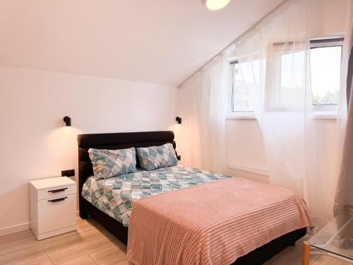 Ένα ή περισσότερα κρεβάτια σε δωμάτιο στο RentHouse Apart-Hotel Room #16