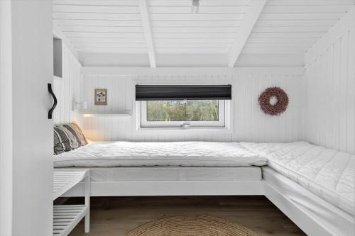 Ένα ή περισσότερα κρεβάτια σε δωμάτιο στο TV1048-Bindslev-Falkevej-2