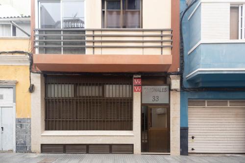 大加那利岛拉斯帕尔马斯BKD1 A tan solo 50 metros de la playa Las Canteras的侧面有标志的建筑物