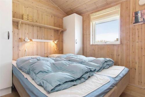 Ένα ή περισσότερα κρεβάτια σε δωμάτιο στο TV1062-Bindslev-Hogevej-2