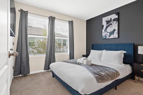 En eller flere senge i et værelse på Chic 2BR Townhome close to Downtown and Beaches.