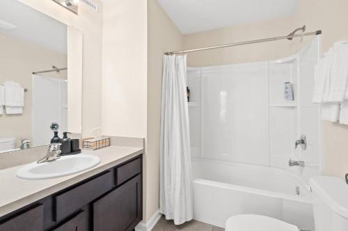 Et badeværelse på Chic 2BR Townhome close to Downtown and Beaches.