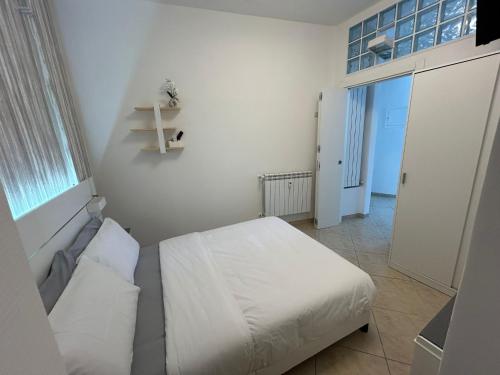 a bedroom with a white bed and a window at Vittoria Mini Apartment in Campobasso