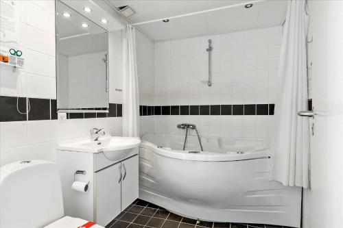 Ένα μπάνιο στο TV1281-Bindslev-Tannisbugtvej-49-D-Nr-6