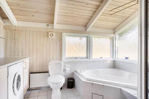 Ένα μπάνιο στο TV1330-Bindslev-Kornblomstvej-3