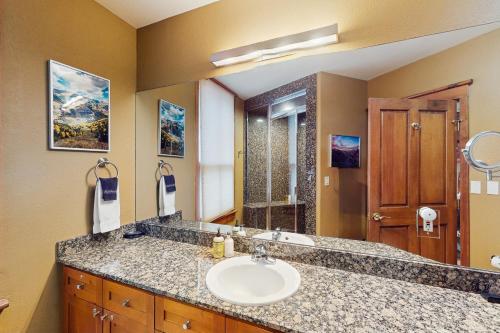 a bathroom with a sink and a mirror at Palmyra 4A - Panoramic Peaks Lodge in Telluride