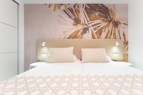 une chambre avec deux lits et un tableau au mur dans l'établissement Alsol Don Palomón, à Playa del Ingles