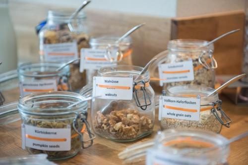 eine Gruppe von Gläsern, die mit Lebensmitteln auf einem Tisch gefüllt sind in der Unterkunft Parkhotel Schillerhain in Kirchheimbolanden