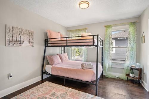 een slaapkamer met twee stapelbedden en een raam bij Historic 4BR Home centrally located in Riverside. in Jacksonville