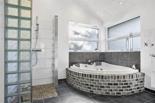 Ένα μπάνιο στο TV1028-Albaek-Magevej-9