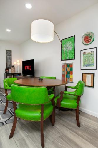 a dining room with a table and green chairs at Cozy Corner Spacious Area Outdoor Lounges in Knoxville