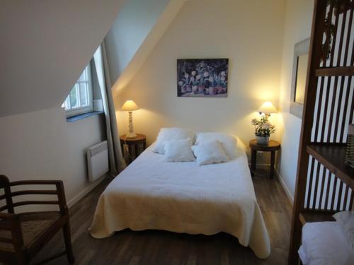 - une chambre dotée d'un lit blanc avec deux tables et deux lampes dans l'établissement Legrandpressoir, à Honfleur