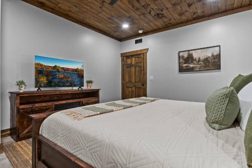 ein Schlafzimmer mit einem Bett und einem Klavier in der Unterkunft New Barn/ Sleeps 12/ 2 Hot Tubs/ EV Charger in Slade