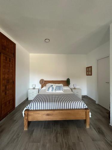 a bedroom with a large bed with a wooden headboard at Apartamento moderno con encanto in Los Realejos
