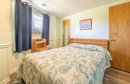 Postel nebo postele na pokoji v ubytování K0135 Roundabout Resort - Oceanside, Pet Friendly, Pool, Hot Tub