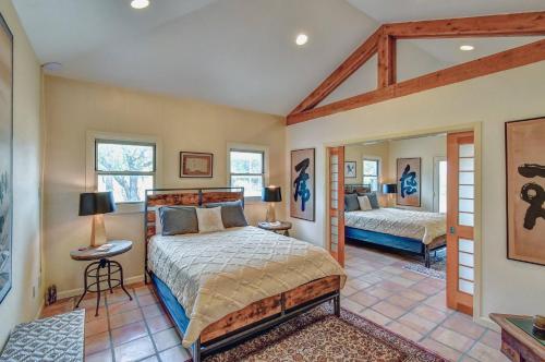 Katil atau katil-katil dalam bilik di M'walimu @ High Hope Ranch near Fossil Rim w/ Pool