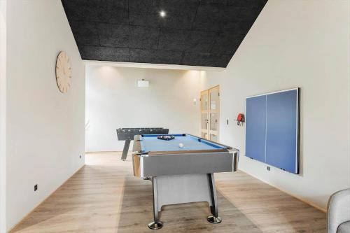 a room with a pool table and a tv at TV1572-Albaek-Lovevej-18 in Ålbæk