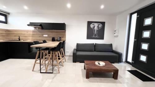 una sala de estar con un sofá y una mesa en Logement neuf au centre de Martigues avec parking, en Martigues