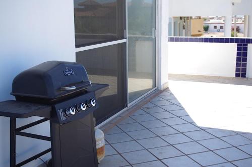 Kemudahan BBQ tersedia untuk tetamu di rumah percutian
