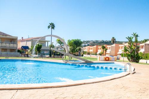 ein Schwimmbad mit Rutsche in einem Resort in der Unterkunft Villa Almendros in Peñíscola