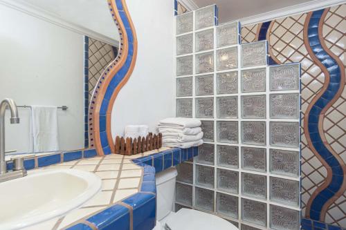 Ένα μπάνιο στο Palm Paradise House