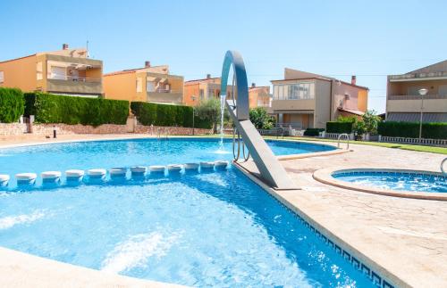 einen Pool mit Rutsche in einem Apartment in der Unterkunft Villa Almendros in Peñíscola
