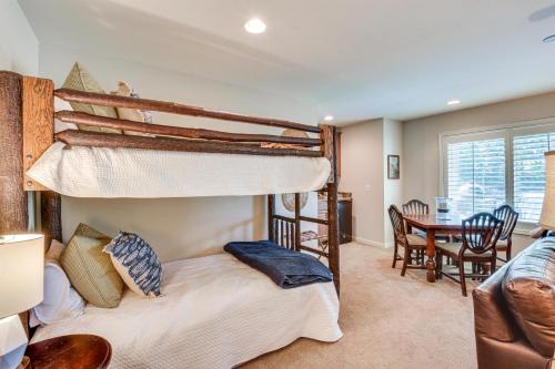 Katil atau katil-katil dalam bilik di Lakefront Fun Near Clemson! Retreat with Pool Access