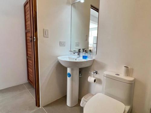 Bilik mandi di Casa Blanca Manuel Antonio B1, Central, Pool, Gated