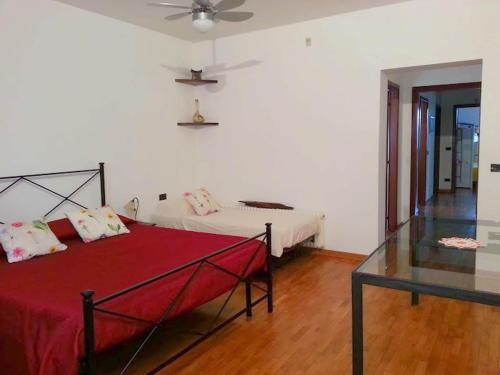 Ένα ή περισσότερα κρεβάτια σε δωμάτιο στο Villa in Suvereto with Pool and Scenic Views