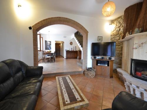 Μια τηλεόραση ή/και κέντρο ψυχαγωγίας στο Villa in Suvereto with Pool and Scenic Views