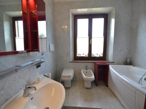 Ένα μπάνιο στο Villa in Suvereto with Pool and Scenic Views