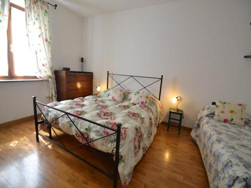 Ένα ή περισσότερα κρεβάτια σε δωμάτιο στο Villa in Suvereto with Pool and Scenic Views