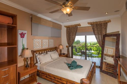 Postel nebo postele na pokoji v ubytování Casa Sophia A Cozy, Treetop, Sea View Gem