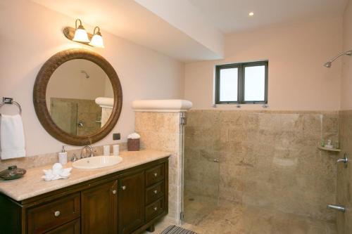 Koupelna v ubytování Shana Residences 310 Sea View Condo Walk to beach